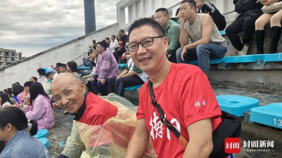 当天德阳体, 看球的凌先 当天德阳体, 看球的凌先